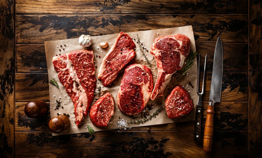 tipos-de-carne Diversos tipos de carne vermelha prontas para assar sobre a mesa
